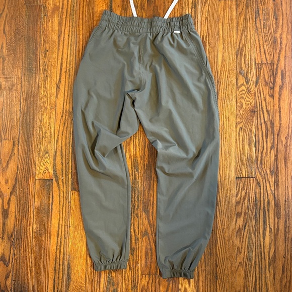🎉NWOT! Vuori Olive Green Joggers with Drawstring - Picture 4 of 6